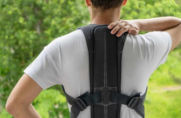 Как выбрать корректор осанки: советы по подбору корсета.